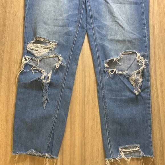 American Eagle High Rise Tomgirl Distressed Jeans! Size 4LONG - Picture 4 of 11